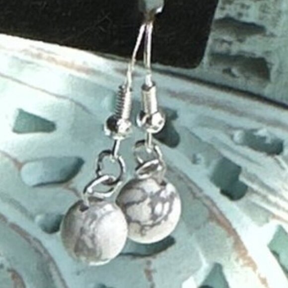 Howlite simple sphere modest earings - Picture 1 of 1